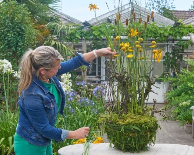 Zomer in zicht: maak zelf een zonnig bloemstuk