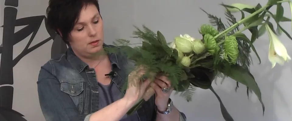 Afbeelding Handgebondenboeket in hoge vaas (video)