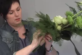Handgebondenboeket in hoge vaas (video)