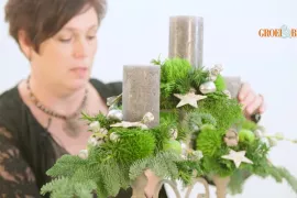 Feestelijke kandelaar met natuurlijke kerstversiering (video)