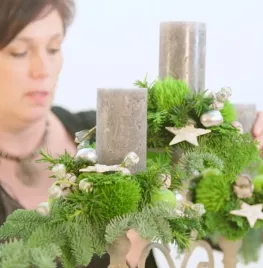 Feestelijke kandelaar met natuurlijke kerstversiering (video)