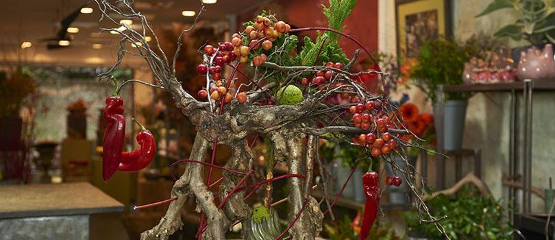 Kerststuk met krulhazelaar en kornoelje door Diny Blom (video)