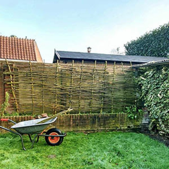 Schutting vlechten van wilgentakken in Katja’s klustuin