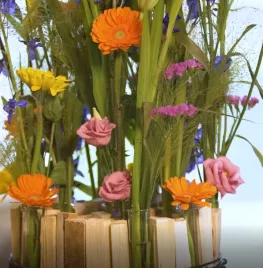 Zomers boeket in hout met ridderspoor en crocosmia (video)