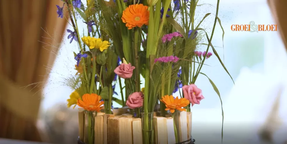 Afbeelding Zomers boeket in hout met ridderspoor en crocosmia (video)