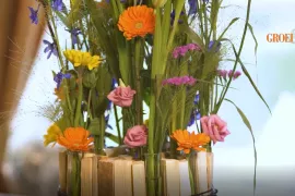 Zomers boeket in hout met ridderspoor en crocosmia (video)