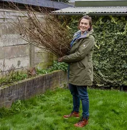 Schutting vlechten van wilgentakken in Katja’s klustuin