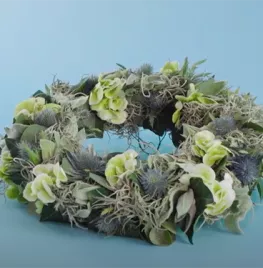 De basis: krans maken met bloemen en ander materiaal (video)