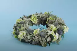 De basis: krans maken met bloemen en ander materiaal (video)