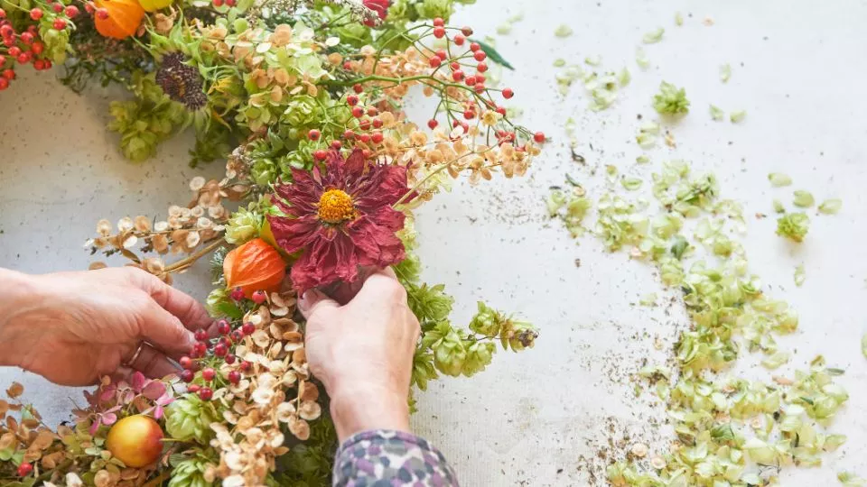 Afbeelding Herfstkrans maken? Gebruik de bloemen uit je eigen tuin