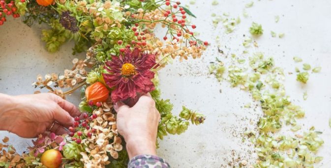 Herfstkrans maken? Gebruik de bloemen uit je eigen tuin