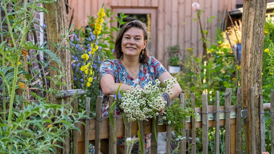 Afbeelding Zo transformeerde Katja in 1,5 jaar tijd haar saaie tuin in een levendige dwaaltuin