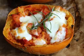 Gegratineerde spaghettipompoen met tomatensaus
