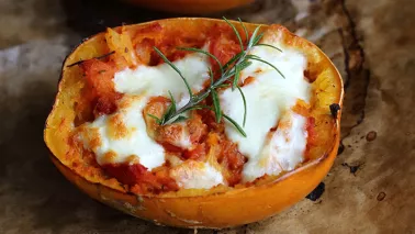 Gegratineerde spaghettipompoen met tomatensaus