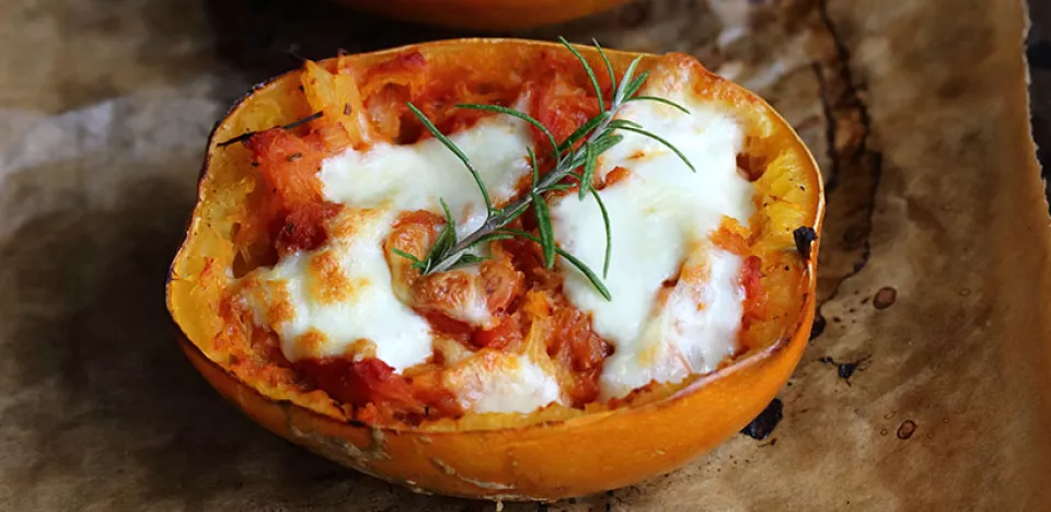 Afbeelding Gegratineerde spaghettipompoen met tomatensaus