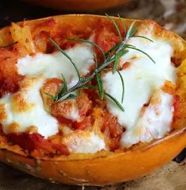 Gegratineerde spaghettipompoen met tomatensaus