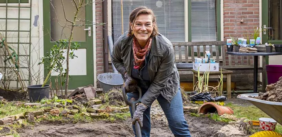 Afbeelding Zelf een vijver aanleggen? Katja laat zien hoe!