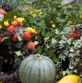 Kleurige herfstkrans voor de tuintafel