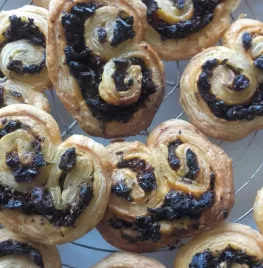 Palmiers met zongedroogde tomaten en rozemarijn