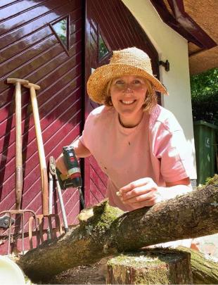 Paddenstoelen uit eigen tuin: Karin kweekt ze op boomstammen