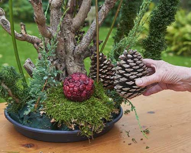 Alternatieve kerstboom 3: kerststuk van hergebruikte materialen