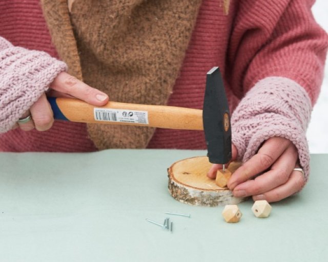 Zelf maken: winters arrangement met houtschijfjes