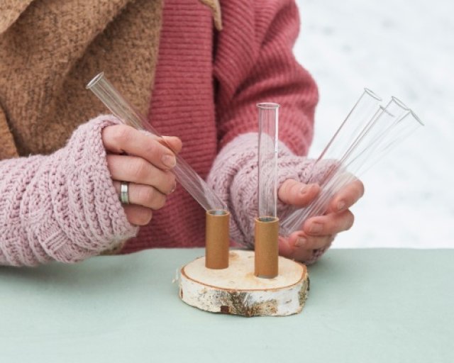 Zelf maken: winters arrangement met houtschijfjes