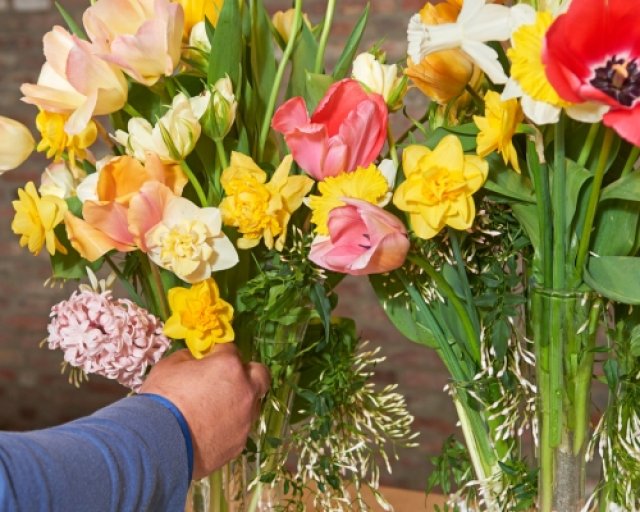 Zelf maken: speelse lenteschikking met voorjaarsbloeiers