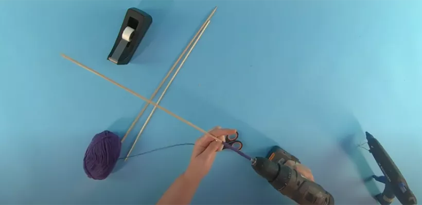 De basis: stokjes omwikkelen met wol (video)