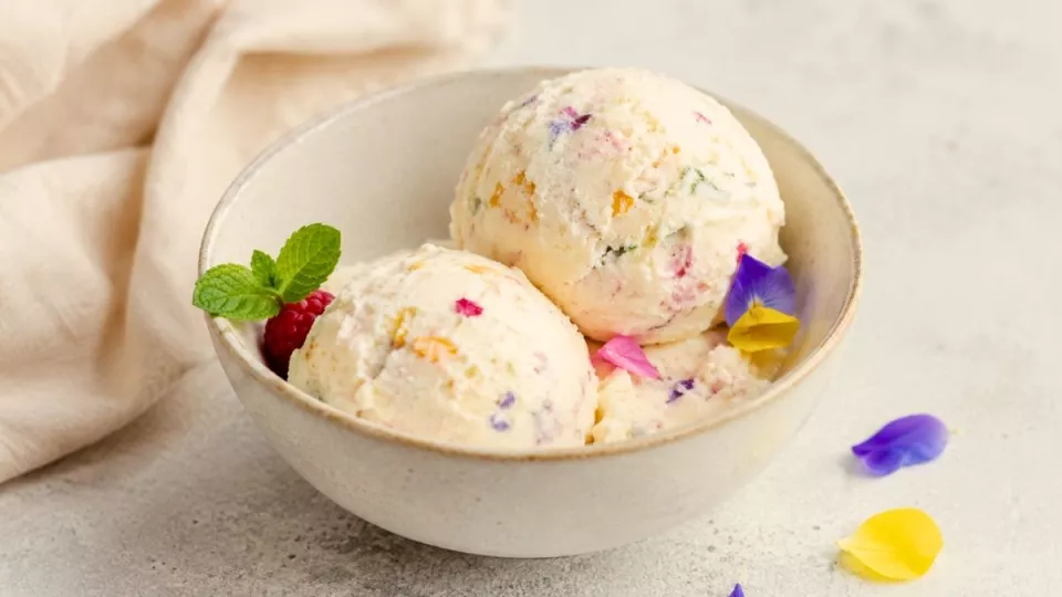 Afbeelding Bloemenijs maken: een zomers recept met eetbare bloemen