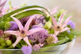 Bloemenschaal maken voor Moederdag met rozen en clematis