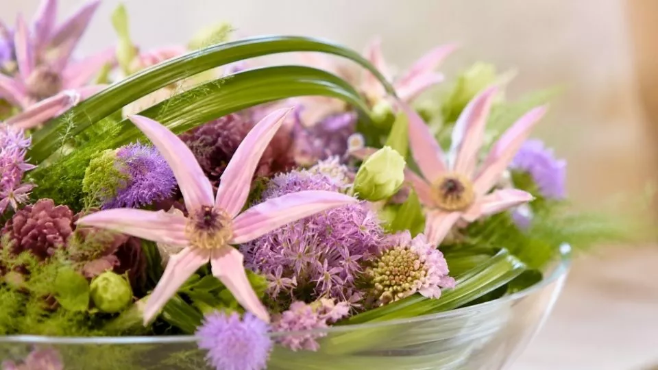 Afbeelding Bloemenschaal maken voor Moederdag met rozen en clematis