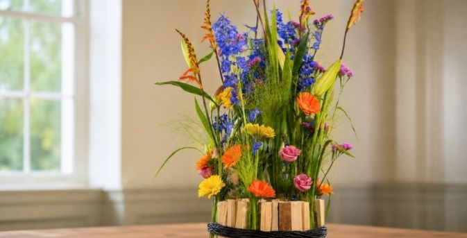Zomers boeket in een rand van aanmaakhoutjes
