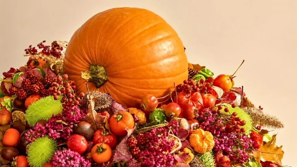 Afbeelding De herfst ligt voor het oprapen: bourgondisch arrangement van wat de tuin nu geeft