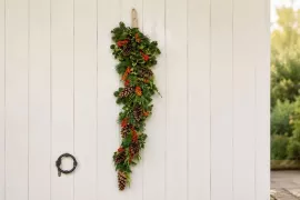 Van tuin naar voordeur: zo maak je een kerstfestoen van vers groen
