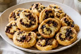 Hartige palmiers met zongedroogde tomaatjes en rozemarijn