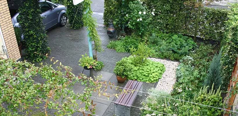 Blokken en kratten; infiltratie in de tuin