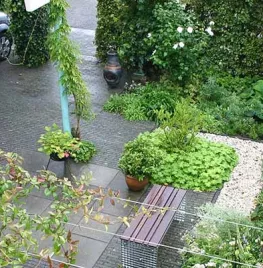 Blokken en kratten; infiltratie in de tuin