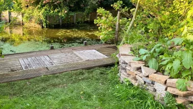 Maak een plantenbak van oude stenen: stapelen zonder metselen