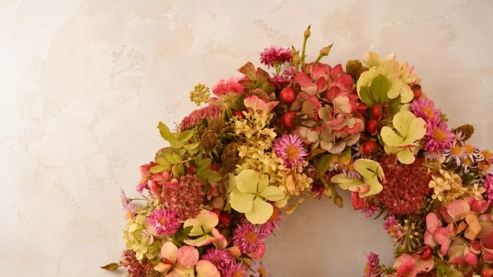 Afbeelding Asters, rozenbottels en hortensia: zo maak je een roze-rode herfstkrans