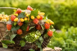 Lampionplant en gele pepertjes: een herfstkrans uit eigen tuin