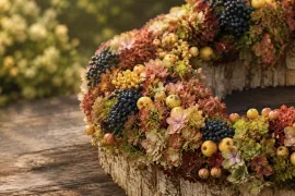 Herfstkrans met hortensia, sierappels en donkere bessen