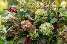 Herfst uit eigen tuin: een volle mand met hortensia en rozenbottels