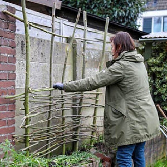Schutting vlechten van wilgentakken in Katja’s klustuin