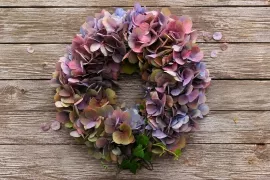 Een simpele krans van ingedroogde hortensia: die maak je zo