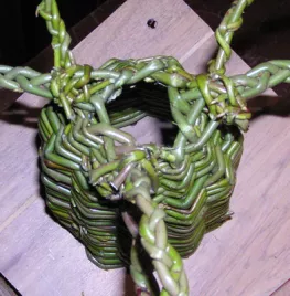 Vogelhuisje van wilgentakken