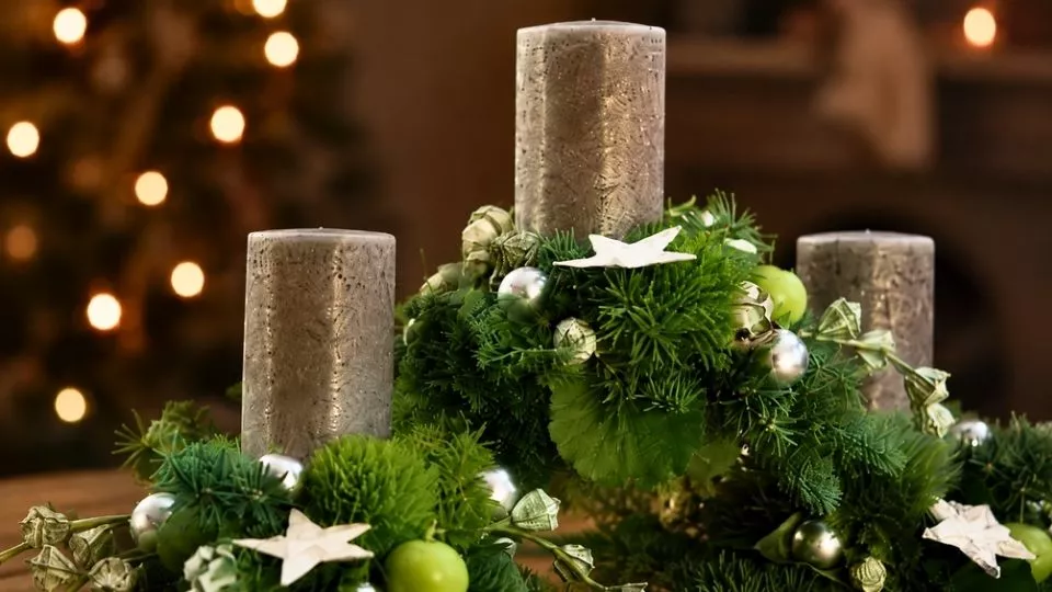 Afbeelding Een feestelijke kerstkandelaar met taxus en berkenhout