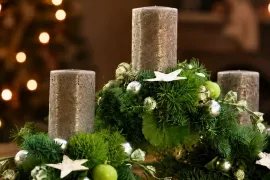Een feestelijke kerstkandelaar met taxus en berkenhout