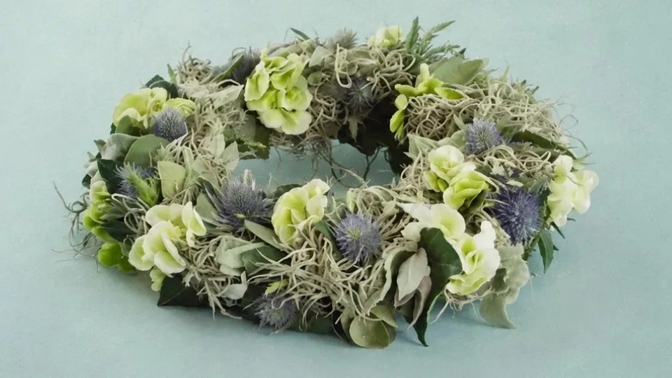 Afbeelding Een krans maken met bloemen en blad: zo begin je