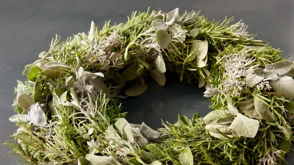 Afbeelding Kruidenkrans maken van salie, lavendel en rozemarijn